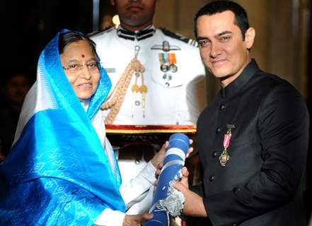 The President, Pratibha Devisingh Patil presenting Padma Bhushan Award to Amir Khan, at Rashtrapati Bhavan,on Wednesday