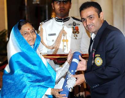 The President, Pratibha Devisingh Patil presenting Padma Shri Award to Shri Virender Sehwag, at Rashtrapati Bhavan,on Wednesday