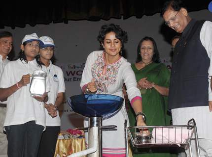 Bollywood actress Gul Panag cleaning her hand during a campaign to create awareness among people to mark world Health Day in New Delhi on Wednesday, Also in photo Sulabh International Founder Dr Bindeshwar Pathak in New Delhi 7 April 2010