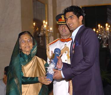 The President, Smt Pratibha Devisingh Patil presenting the Padma Shri Award to Shri Vijender Singh, at the Civil Investiture Ceremony-II, at Rashtrapati Bhavan, in New Delhi on April 07, 2010