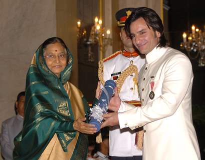 The President, Smt Pratibha Devisingh Patil presenting the Padma Shri Award to Shri Saif Ali Khan Pataudi, at the Civil Investiture Ceremony-II, at Rashtrapati Bhavan, in New Delhi on April 07, 2010