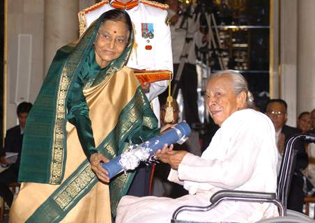 The President, Smt Pratibha Devisingh Patil presenting the Padma Vibhushan Award to Smt Zohra Segal, at the Civil Investiture Ceremony-II, at Rashtrapati Bhavan, in New Delhi on April 07, 2010