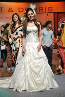 Aarti Chhabria, Isha Koppikar walk the ramp for Bharat n Dorris on day 2 in St Andreews Auditorium