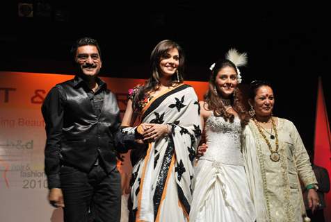 Aarti Chhabria, Isha Koppikar walk the ramp for Bharat n Dorris on day 2 in St Andreews Auditorium