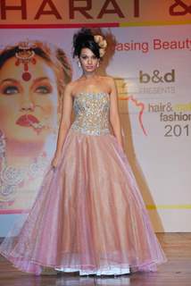 Model walk the ramp for Bharat n Dorris on day 2 in St Andreews Auditorium