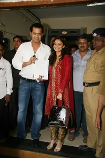 Rahul Mahajan and Dimpy get their Marriage Certificate at Elphinstone