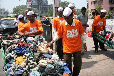 Mahesh Manjrekar promotes City of Gold through dabbawalas at Lower Parel