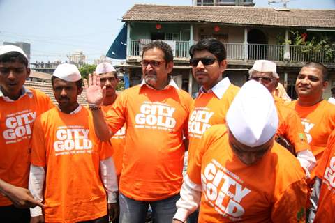 Mahesh Manjrekar promotes City of Gold through dabbawalas at Lower Parel