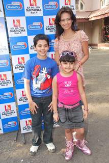 Roshni Chopra with Bumm Bumm Bole kids a Radio City parental discussion event at St Joseph school, Bandra