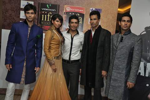 Manish Malhotra with models at IIFA cricket & Fashion Extravaganza media meet at Trident BKC