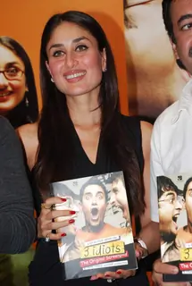 Kareena at unveils 3 idiots script book at Landmark
