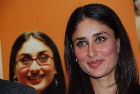 Kareena at unveils 3 idiots script book at Landmark