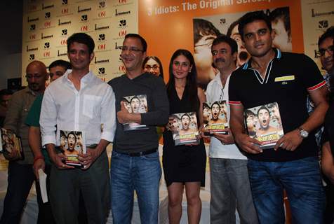 Kareena, Maddy and Sharman unveils 3 idiots script book at Landmark