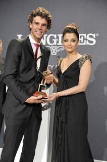 Gustavo Kuerten receiving the Longines Prize for Elegance from the actress Aishwarya Rai Bachchan