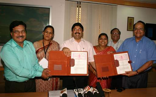 An MOU has been signed between SVPISTM and Indira Gandhi National Open University,in New Delhi on WednesdayThe MOU signed by  Udai Singh Tolia , Registrar, IGNOU and S R Pujar, Director SVPISTM,in presence of Union Minister for Textiles Thiru