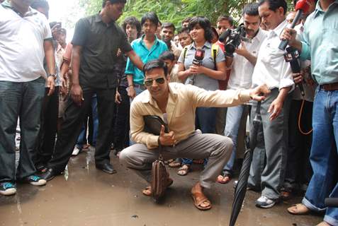 Akshay Kumar inspecting the Roads of Mumbai as Sachin Tichkule of ''Khatta Meetha''