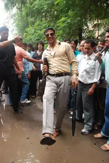 Akshay Kumar inspecting the Roads of Mumbai as Sachin Tichkule of ''Khatta Meetha''