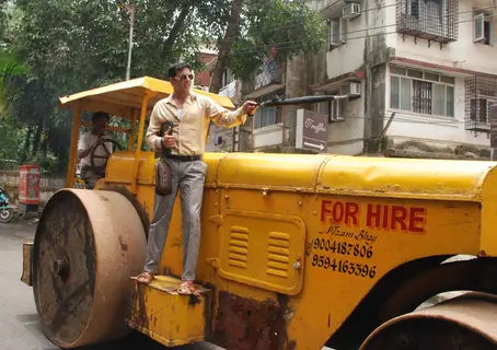 Akshay Kumar inspecting the Roads of Mumbai as Sachin Tichkule of ''Khatta Meetha''