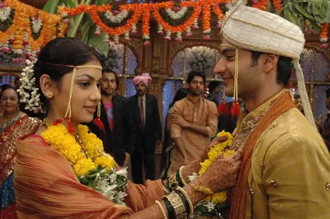 Yuvraaj and Sandhya exchanging garland