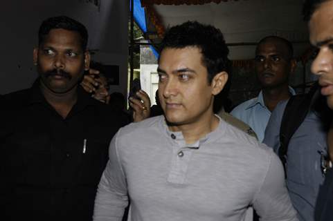Aamir Khan Promotes Peepli LIve on Indian Idol at Filmistan Studio, Mumbai