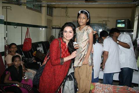 Akriti Kakar Celebrates birthday with Aids Patients at Sion Hospital