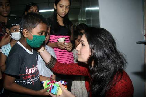 Singer Akriti Celebrates birthday with Aids Patients at Sion Hospital