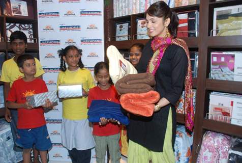 Isha Koppikar with Akanksha children at Welspun showroom at Andheri
