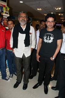 Prakash Jha and Manoj Bajpai at Raajneeti DVD launch at Reliance Trends, Bandra