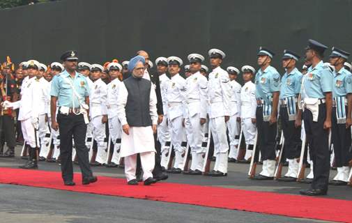 Prime Minister, Dr Manmohan Singh inspecting the Guard of Honour at Red Fort, on the occasion of the 64th Independence Day, in Delhi