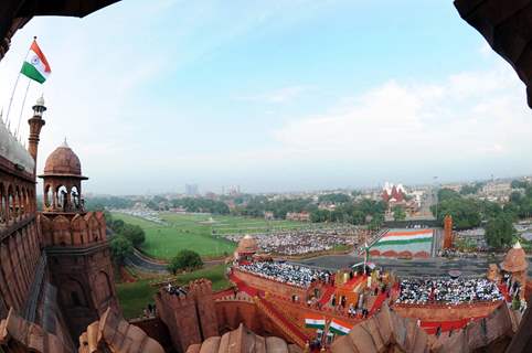 A panoramic view as children form tricolor in front of Red Fort while the Prime Minister, Dr Manmohan Singh addressed the Nation on the occasion of 64th Independence Day, in Delhi