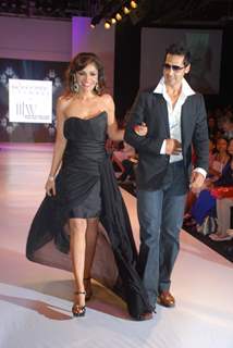 Dino Morea with Queenie for Giantti opened the India International Jewellery Week with a sensational