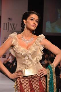 Model dazzled on the ramp at the Gitanjali Lifestyle Nakshatra opening show at the first India Inter