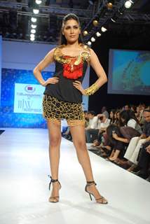 Model on the ramp at Sangam Chain show at the India International Jewellery Week on Day 2