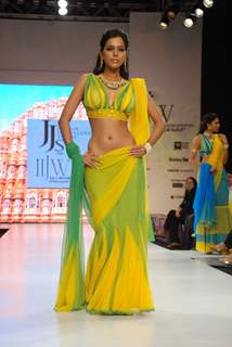 Model on the ramp at Kundan show at the India International Jewellery Week on Day 2