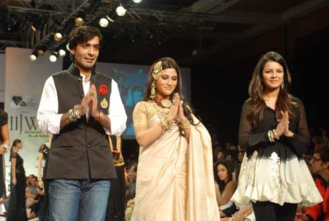 Konkona Sen on the ramp at Amaraapali show at the India International Jewellery Week on Day 4