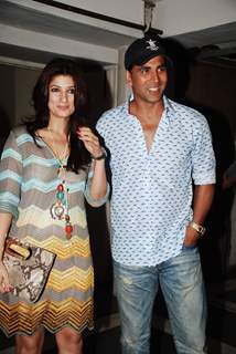 Akshay and Twinkle at Shefali Shah''s play Bas Itna Sa Khawab at Rangsharda