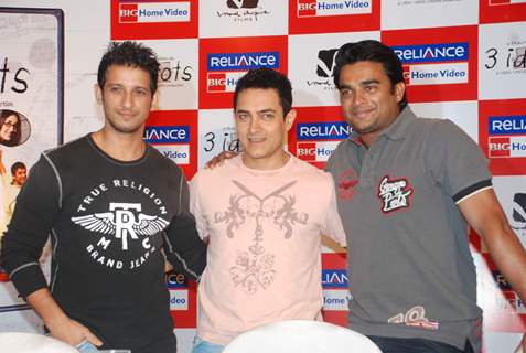 Aamir, Sharman and R. Madhavan at 3 Idiots DVD launch at Grand Hyatt