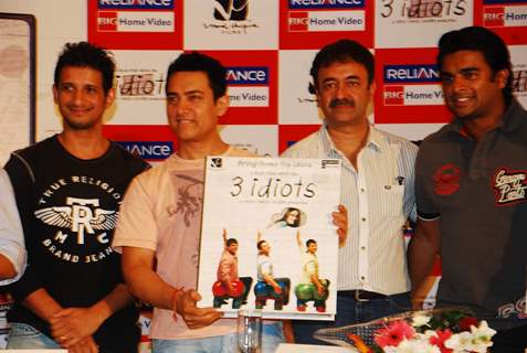 Aamir, Sharman, Rajkumar Hirani and R. Madhavan at 3 Idiots DVD launch at Grand Hyatt