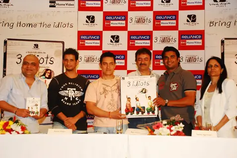 Aamir, Sharman, Rajkumar Hirani and R. Madhavan at 3 Idiots DVD launch at Grand Hyatt