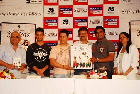 Aamir, Sharman, Rajkumar Hirani and R. Madhavan at 3 Idiots DVD launch at Grand Hyatt