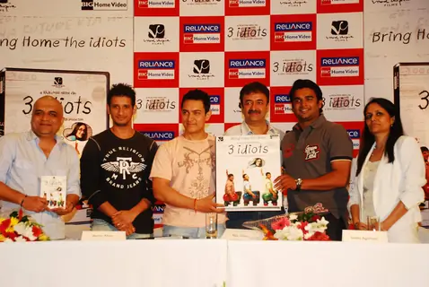Aamir, Sharman, Rajkumar Hirani and R. Madhavan at 3 Idiots DVD launch at Grand Hyatt