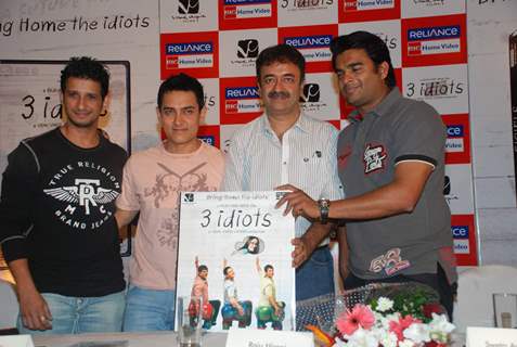 Aamir, Sharman, Rajkumar Hirani and R. Madhavan at 3 Idiots DVD launch at Grand Hyatt