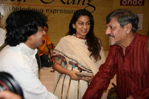 Juhi Chawla and Amol Palekar at Pancham Nishad's classical event at Nehru Centre