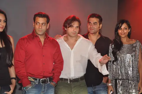 Sonakshi Sinha, Salman Khan, Sohail Khan, Arbaaz Khan with Malaika at Fridaymoviezcom website launch at JW Marriott, Juhu in Mumbai on Friday Night