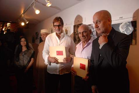 Big B, Yash Chopra and Anupam Kher at Anupam Kher's Art Exhibition at Bandra