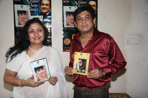 Guest at the Door Gagan Ki Chaaunv Mein and Door Ka Rahi two movies of  Kishore Kumar released at  his bungalow