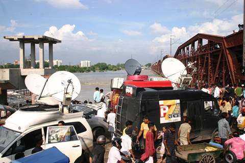 National electronic media telecasting overflowing Yamuna River at old bridge in Delhi on Saturday 11 Sep 2010