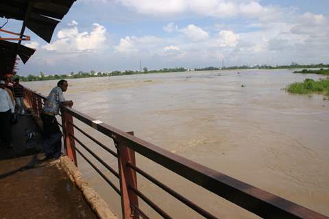 Overflowing Yamuna River at old bridge in Delhi on Saturday 11 Sep 2010