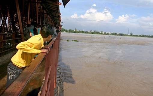 Overflowing Yamuna River at old bridge in Delhi on Saturday 11 Sep 2010