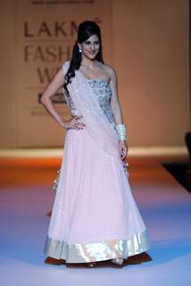 Parizad Kolha walk the ramp for Payal Singhal's creation at Lakme Fashion Week